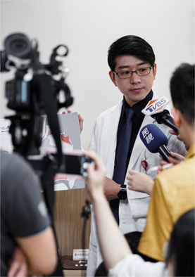 拔粉刺細菌感染「吃掉」鼻子 馬偕醫生以自體肋骨重建鼻形